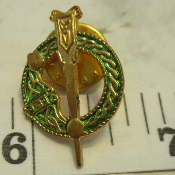 Vtg Celtic Irish Tara Brooch Pin Green w Gold Lapel Pin Scottish Sword Hat Pin - Picture 3 of 8